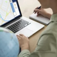 Reisebüro, das Reiseplanung für Kunden anbietet